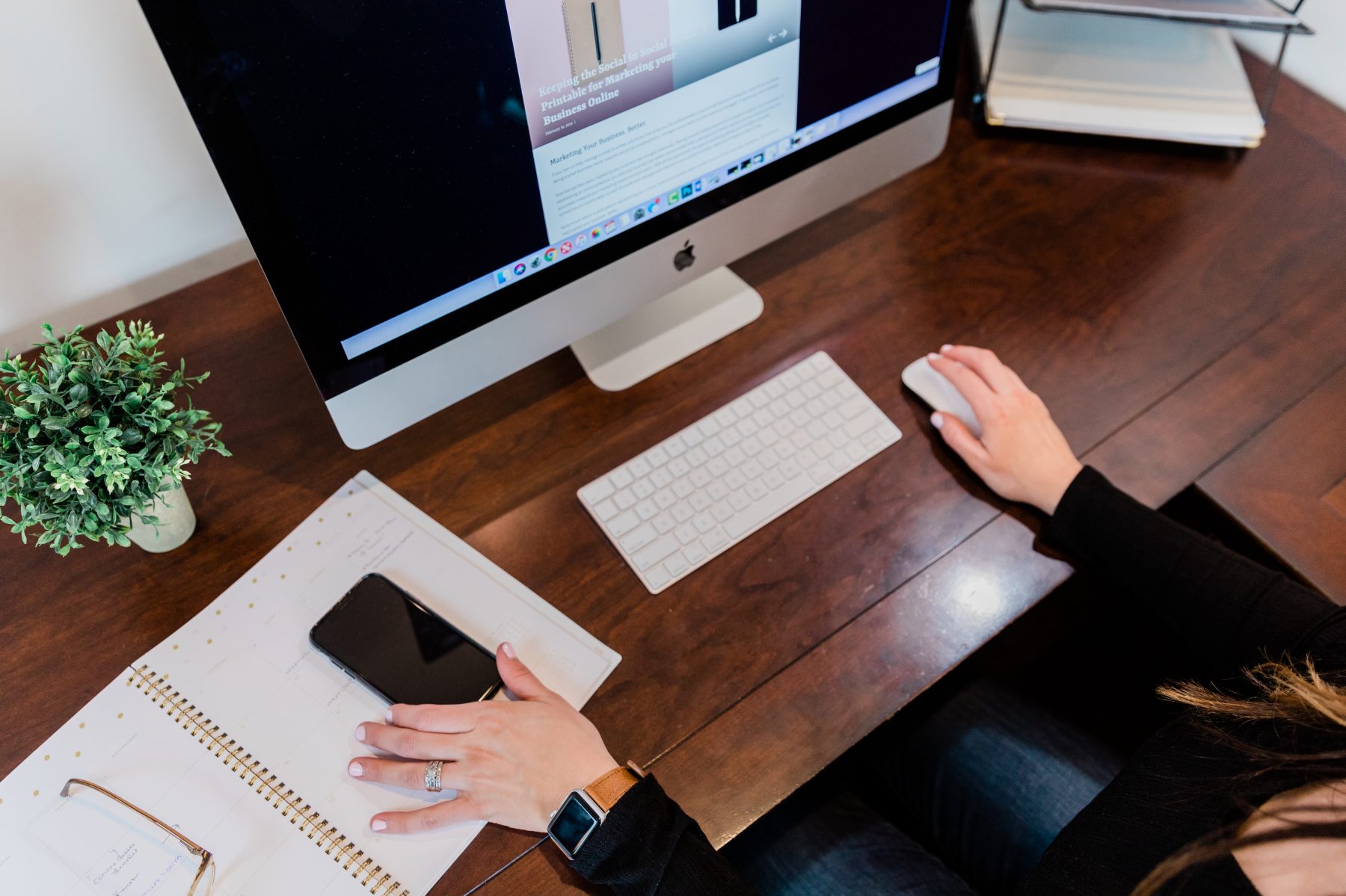 Woman navigating a blog from her imac
